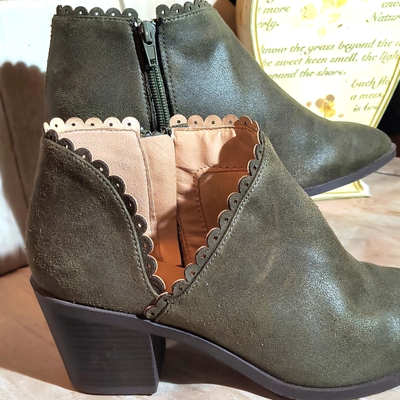 O'Neill Booties, Olive Green Beautiful Design - Picture 4 of 11